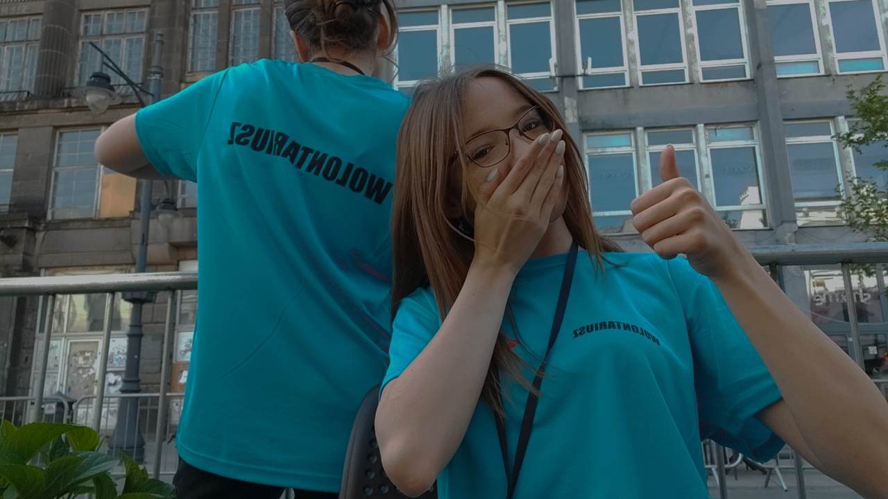 wolontariusze z VI LO na biegu ulicą Piotrkowską