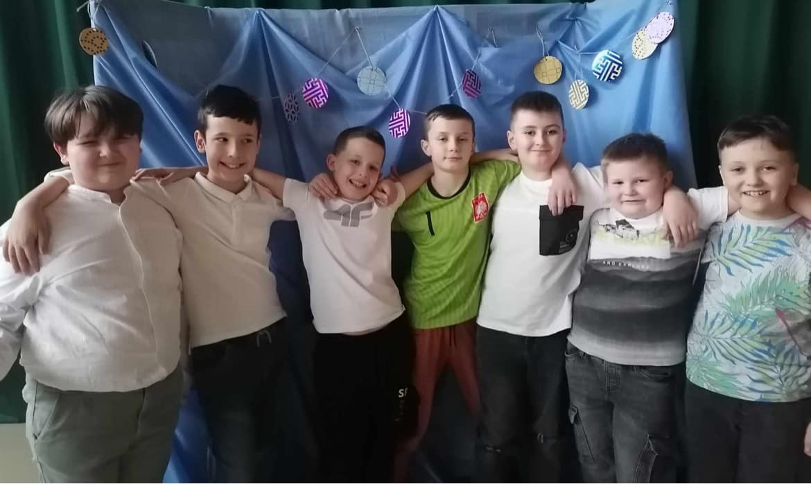 Uczniowie ze Szkoły Podstawowej w Nizinach podczas zabawy choinkowej