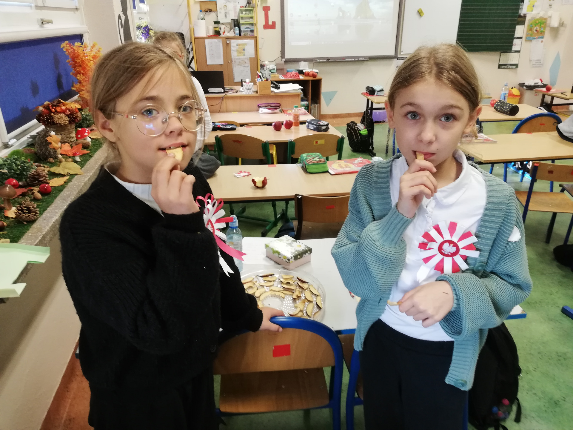 Uczennice klasy 3 a zajadają się zdrowymi chipsami