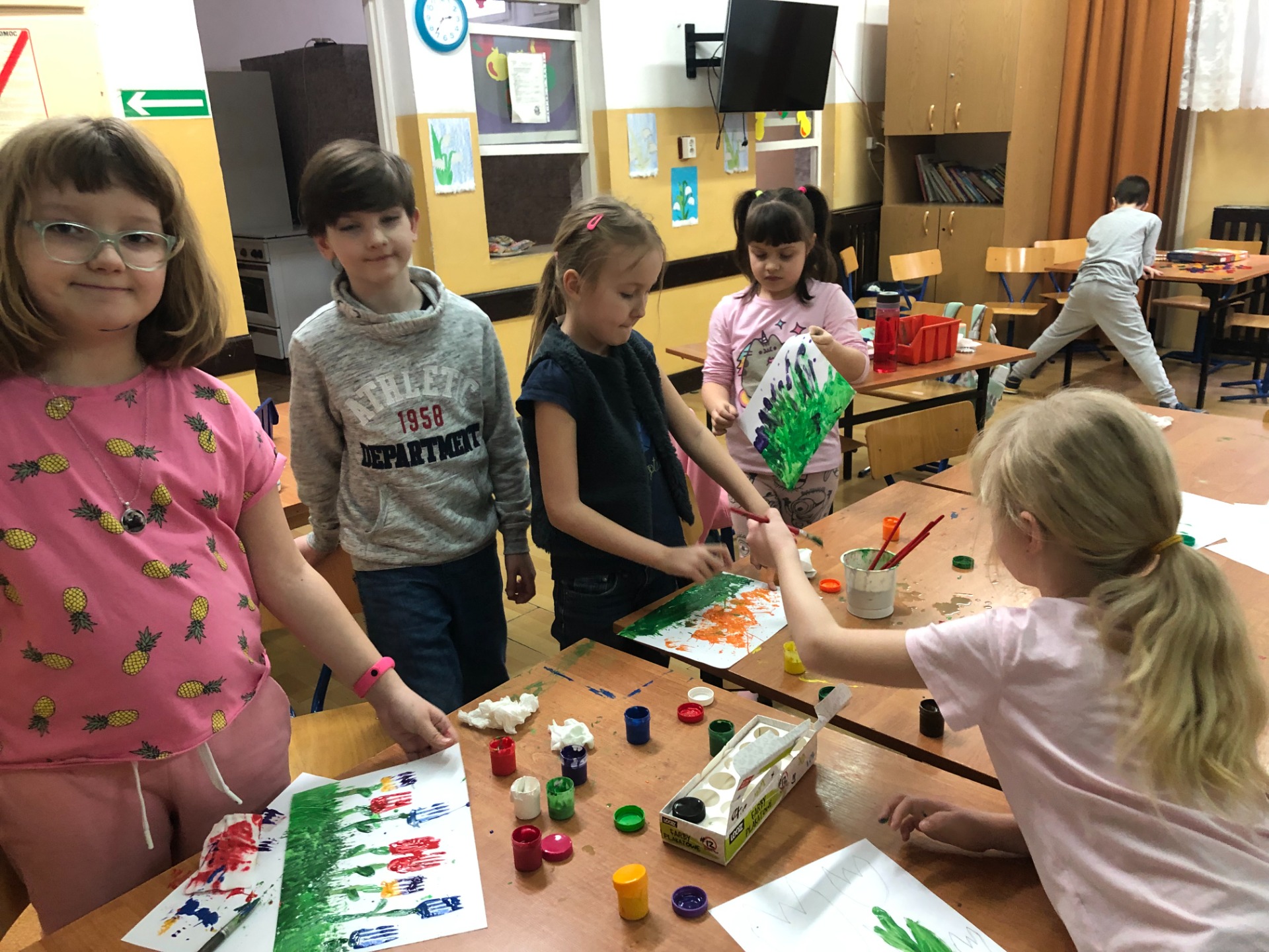 Dzieci malują kolorowe kwiaty