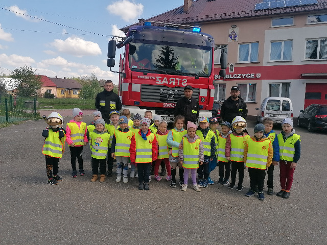 Spotkanie przedszkolaków w remizie Ochotniczej Straży Pożarnej  - Obrazek 3