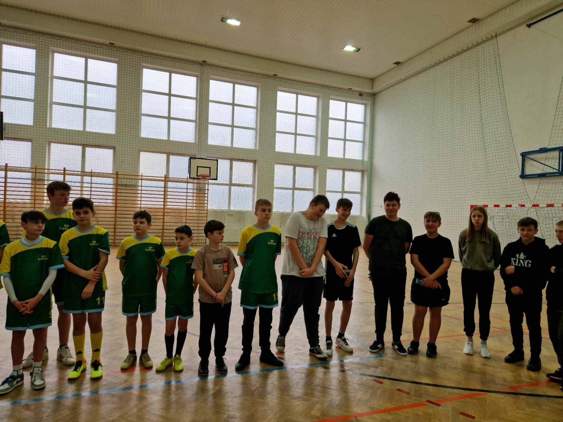 Chłopcy zwycięzcami Turnieju w piłkę nożną halową o Puchar Dyrektora Szkoły Podstawowej w Turośli - Obrazek 2