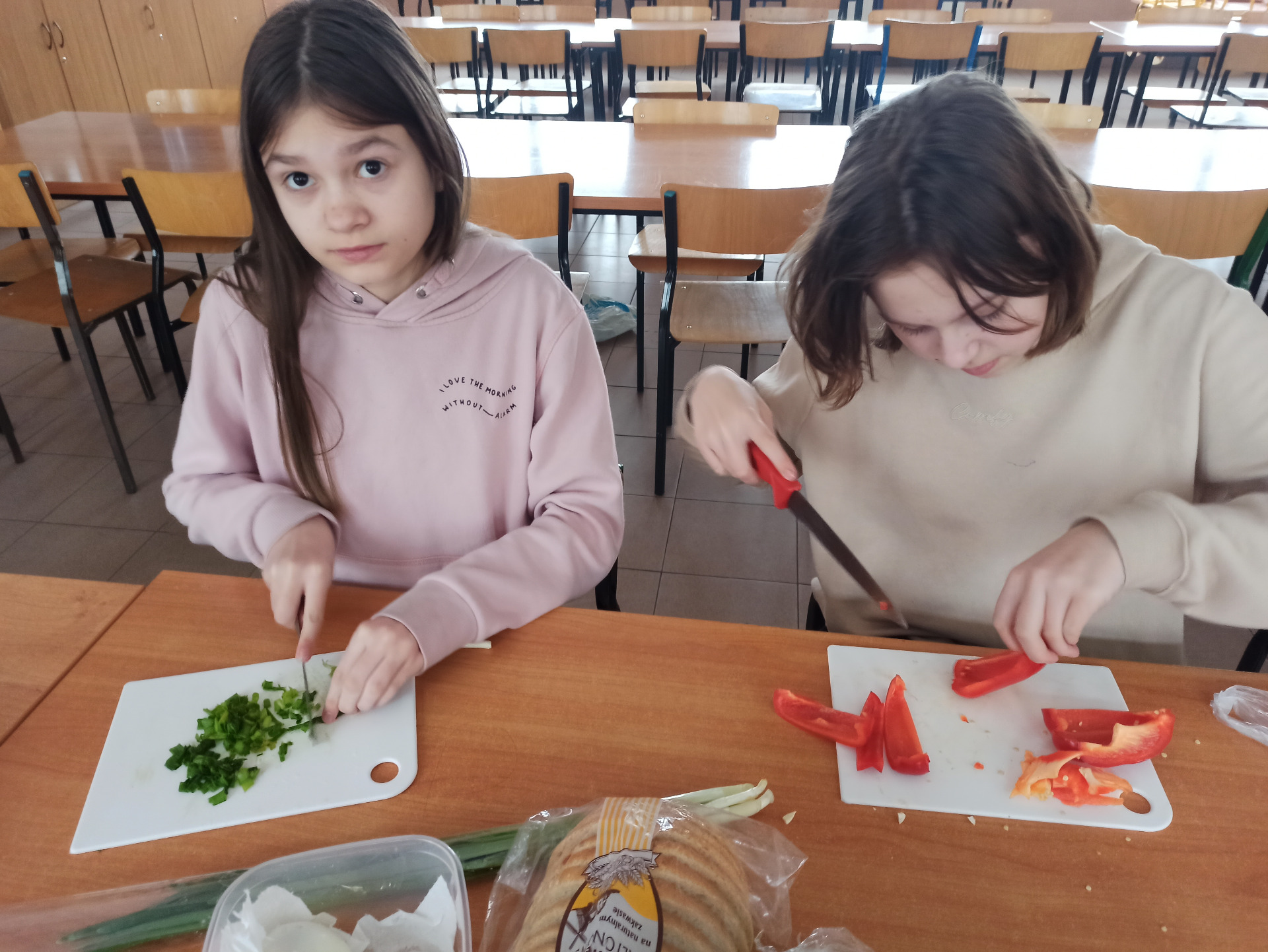 Uczniowie przygotowują posiłek