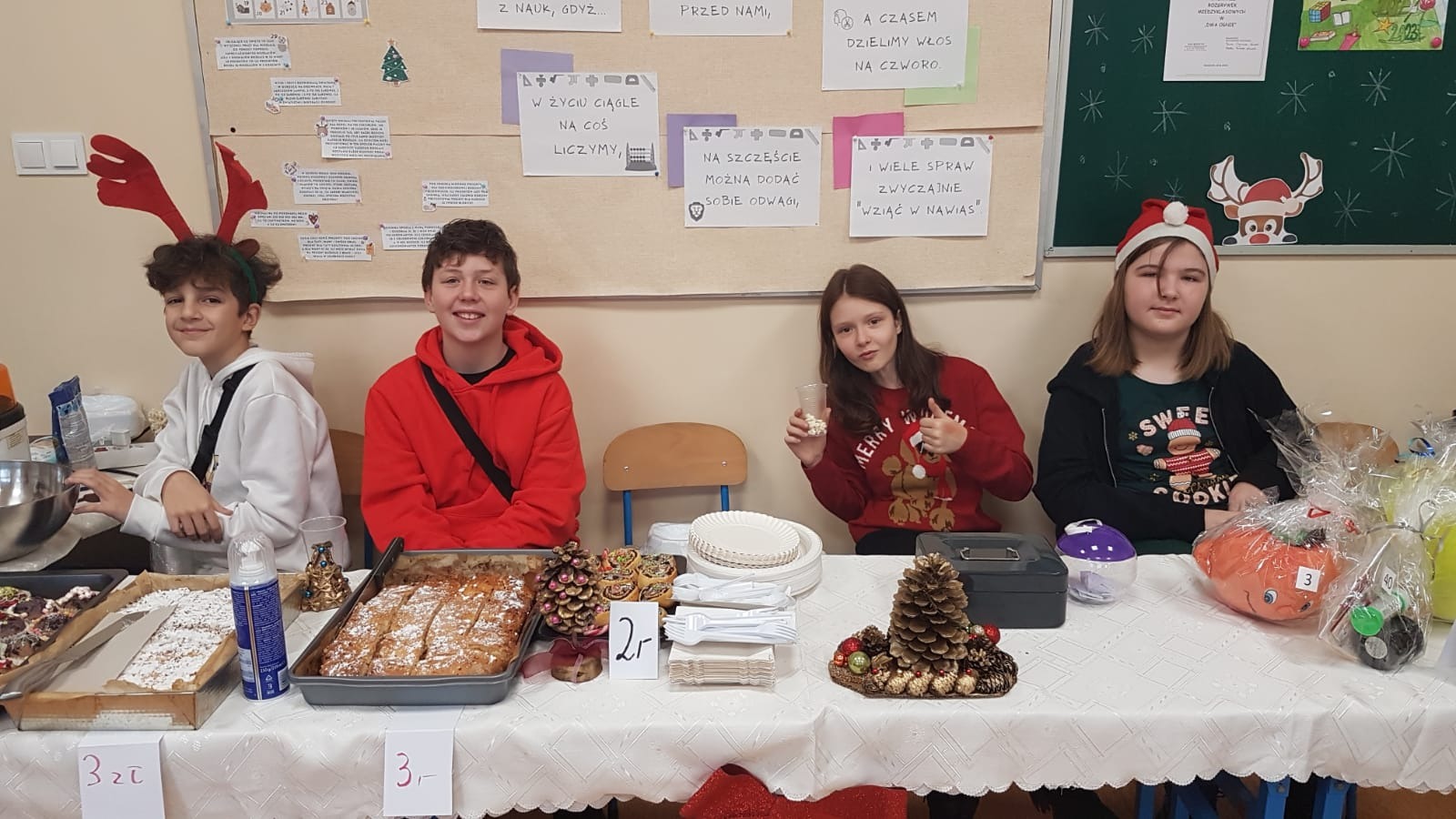 uczniowie promujący świąteczne ciasta