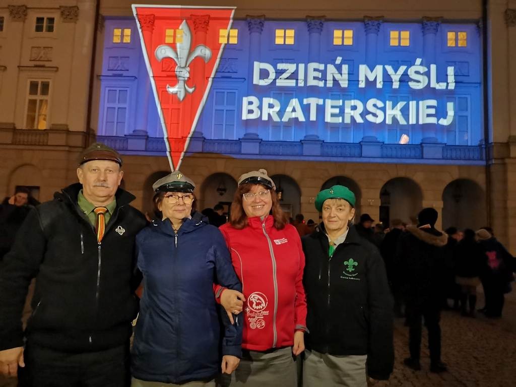 Zdjęcie przedstawia instruktorów Związku Harcerstwa Polskiego, którzy zdobyli stopnie harcmistrza . W tle baner z napisem Dzień Myśli Braterskiej.