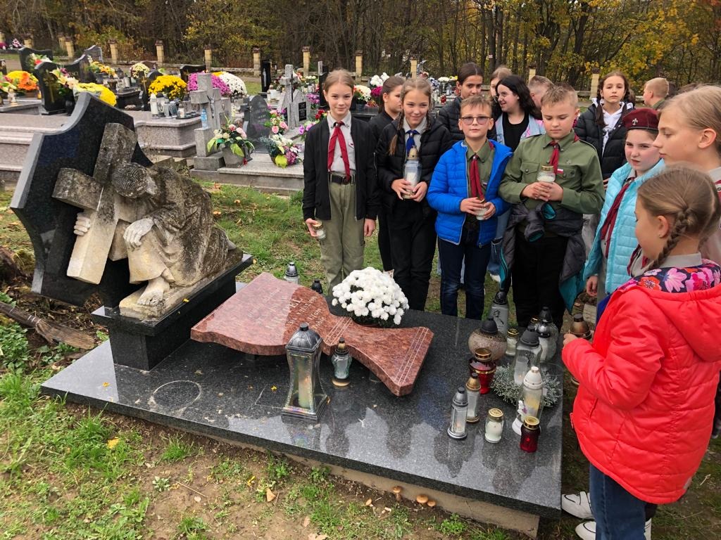Harcerze stojący na cmentarzu przed grobem śp. ks. Stanisława Krypla.
