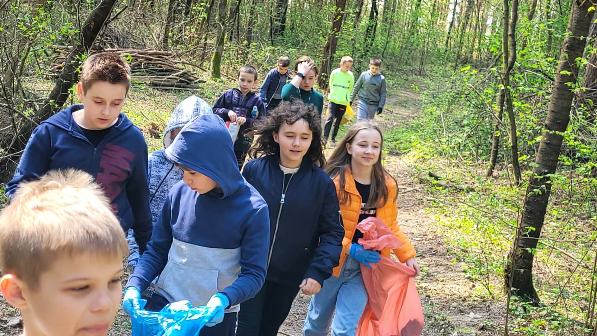 Dzieci i młodzież z Zespołu Szkolno-Przedszkolnego w Młodowie  uczestniczą w akcji sprzątania świata #SprzątamyDlaPolski

