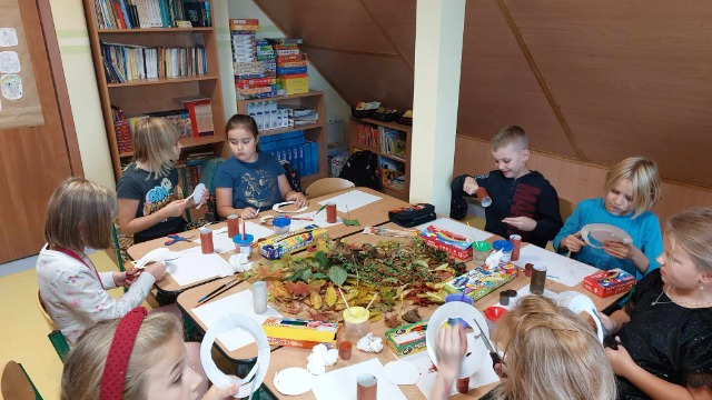 Jesienna kreatywność uczniów klasy II na lekcji bibliotecznej - Obrazek 5