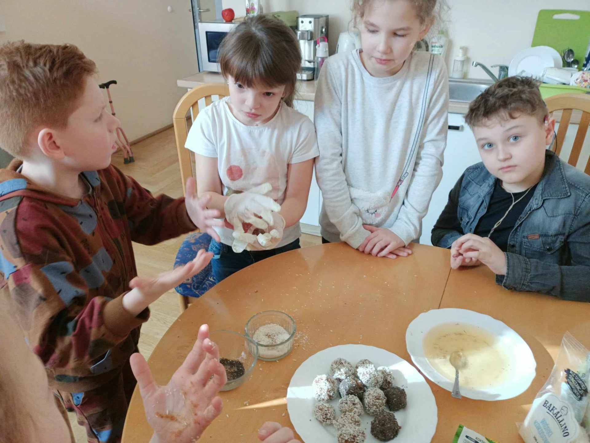 Dzieci przygotowujące ciasteczka. 