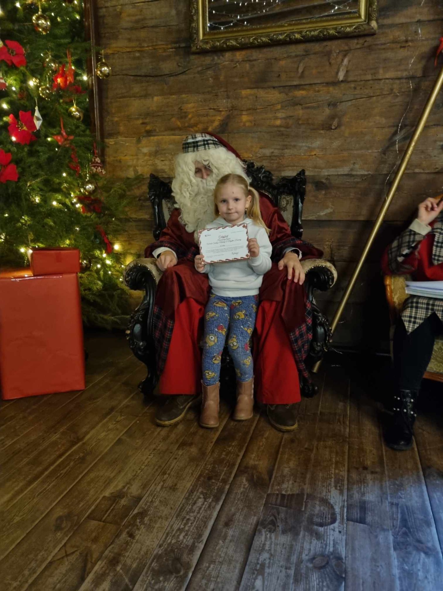 Dziecko obok Świętego Mikołaja i elfa