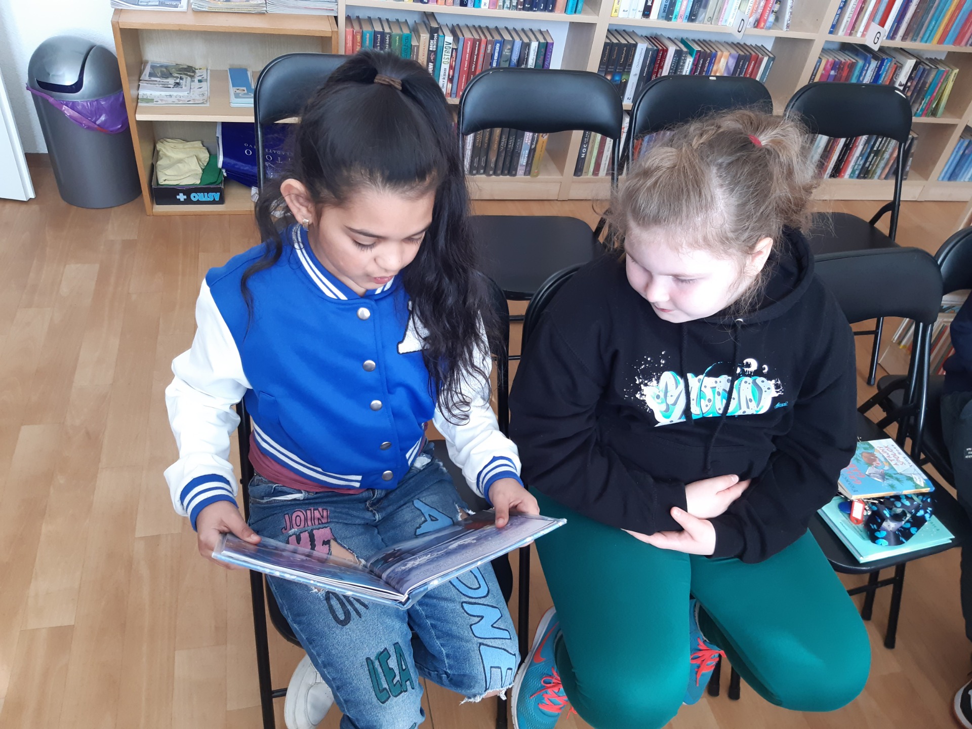 Medzinárodný deň detskej knihy 📚 - H.Ch.Andersen - hodina čítania v mestskej knižnici3.A🌞 - Obrázok 5
