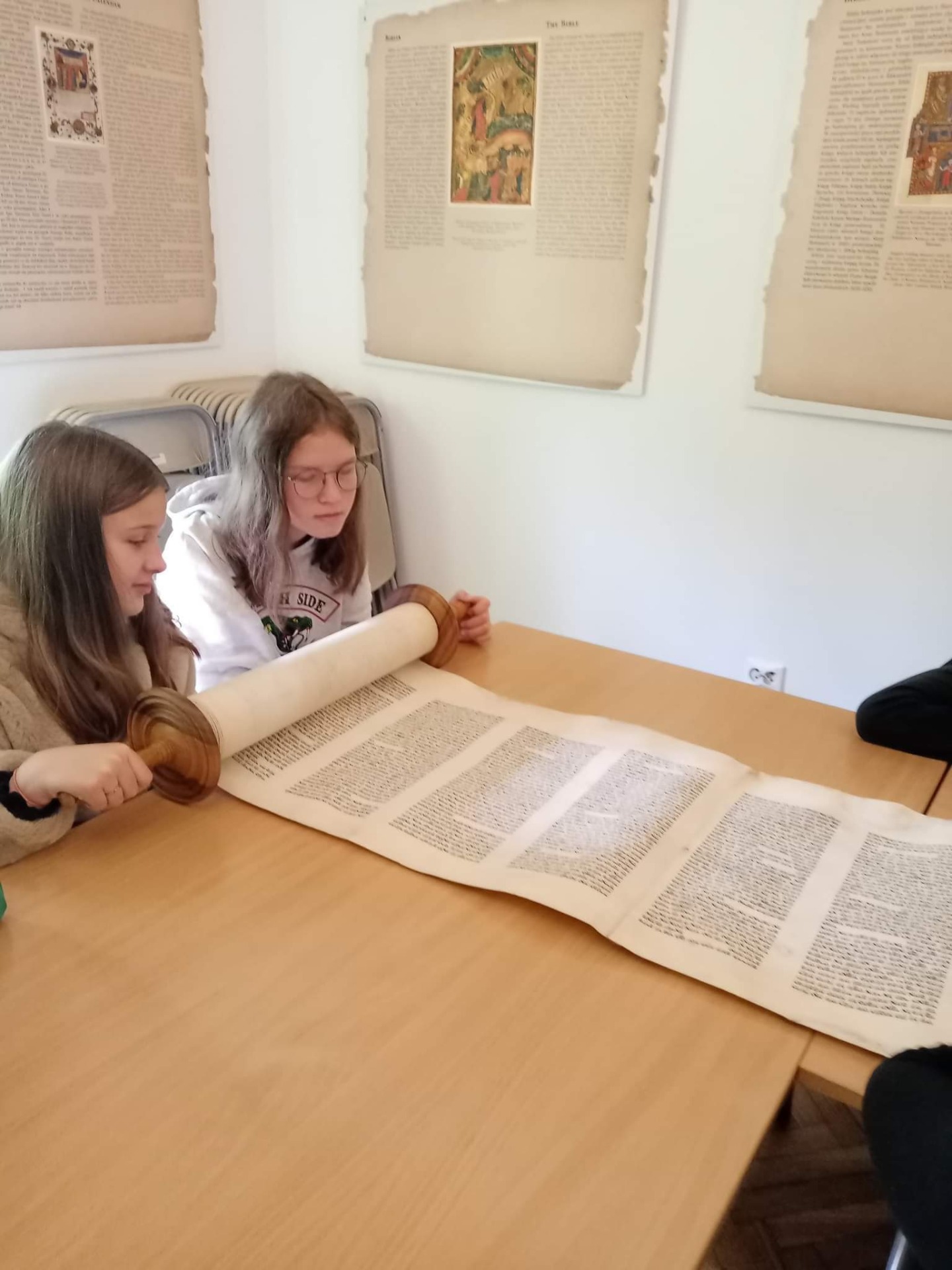 Klasa 6 na wycieczce edukacyjnej w Starej Synagodze na Kazimierzu. Uczniowie mieli możliwość uczestniczenia w pięknych i mądrych warsztatach na temat kultury żydowskiej ❤️🌷❤️ - Obrazek 1