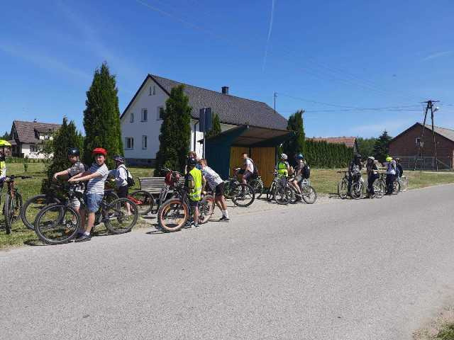 Uczniowie podczas wycieczki rowerowej