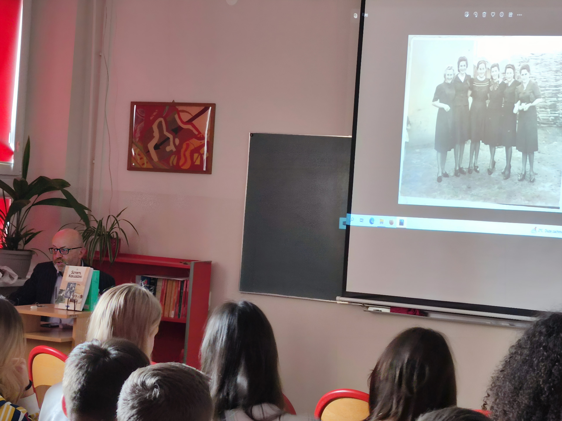  uczniowie oglądają zdjęcia przedwojennych mieszkańców Koluszek
