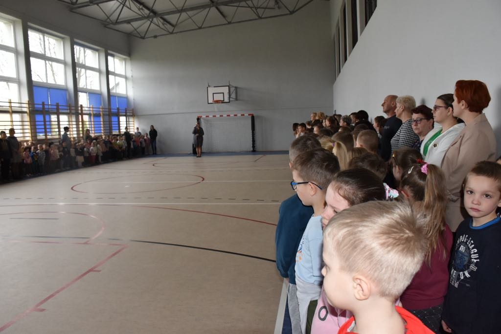 Uczniowie i nauczyciele  w czasie poranku związanego z obchodami 19. rocznicy śmierci Jana Pawła II..