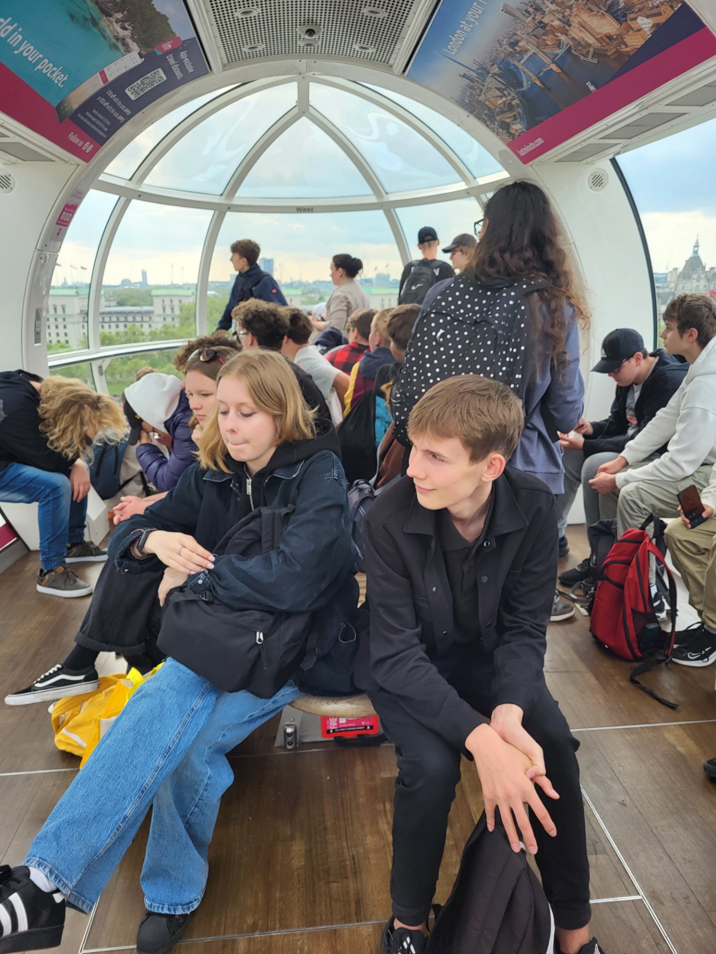 Uczniowie w wagoniku "Golden Eye" oglądają panoramę miasta. 