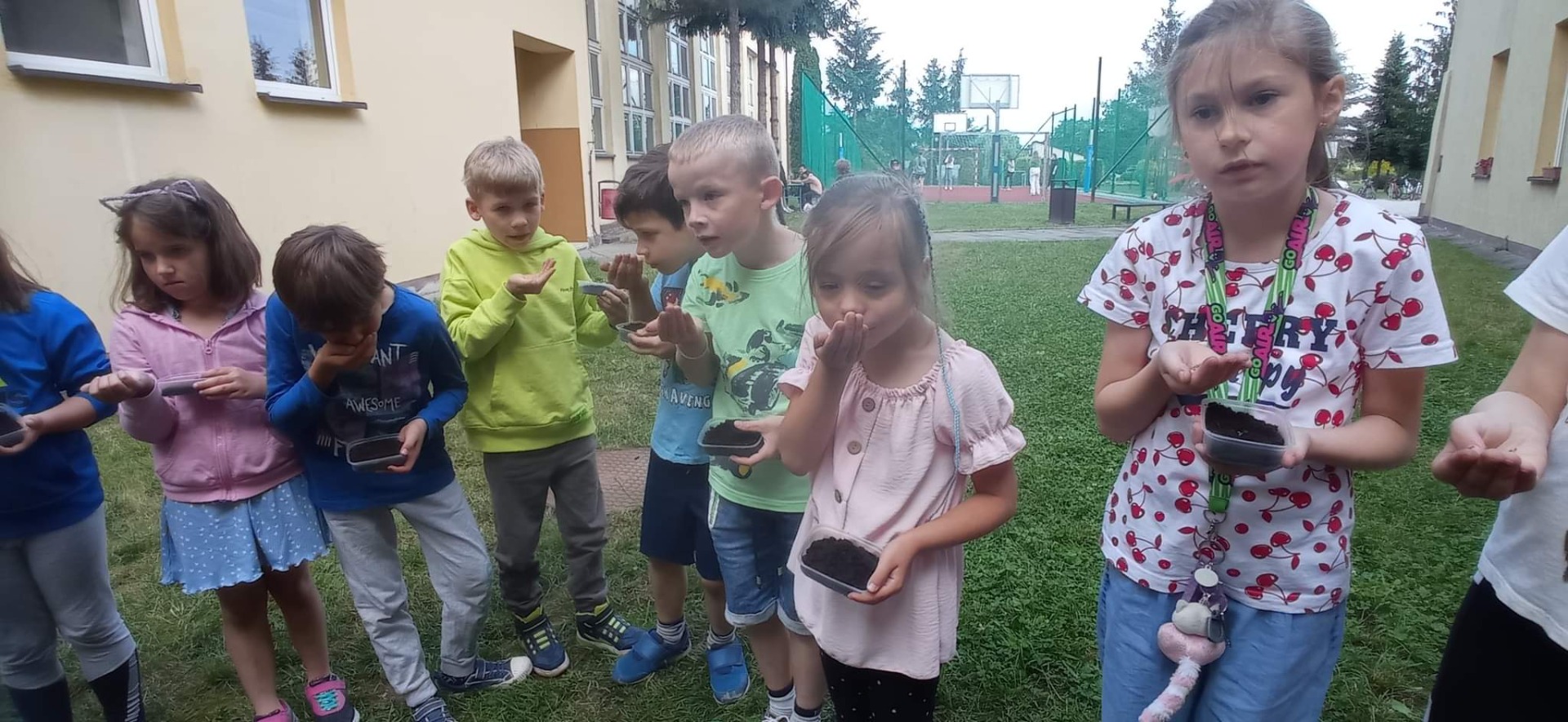 Uczniowie z klasy 1 wzięli udział w ogólnopolskiej akcji edukacyjnej #ZDROWOROSNA🌱🌿 Nasi uczniowie zamienili się w małych ogrodników i zasiali koper. Akcja ma za zadanie pokazać dzieciom jak ważne jest uprawianie własnych warzyw🍅🥒i zdrowe odżywianie🥗. - Obrazek 2