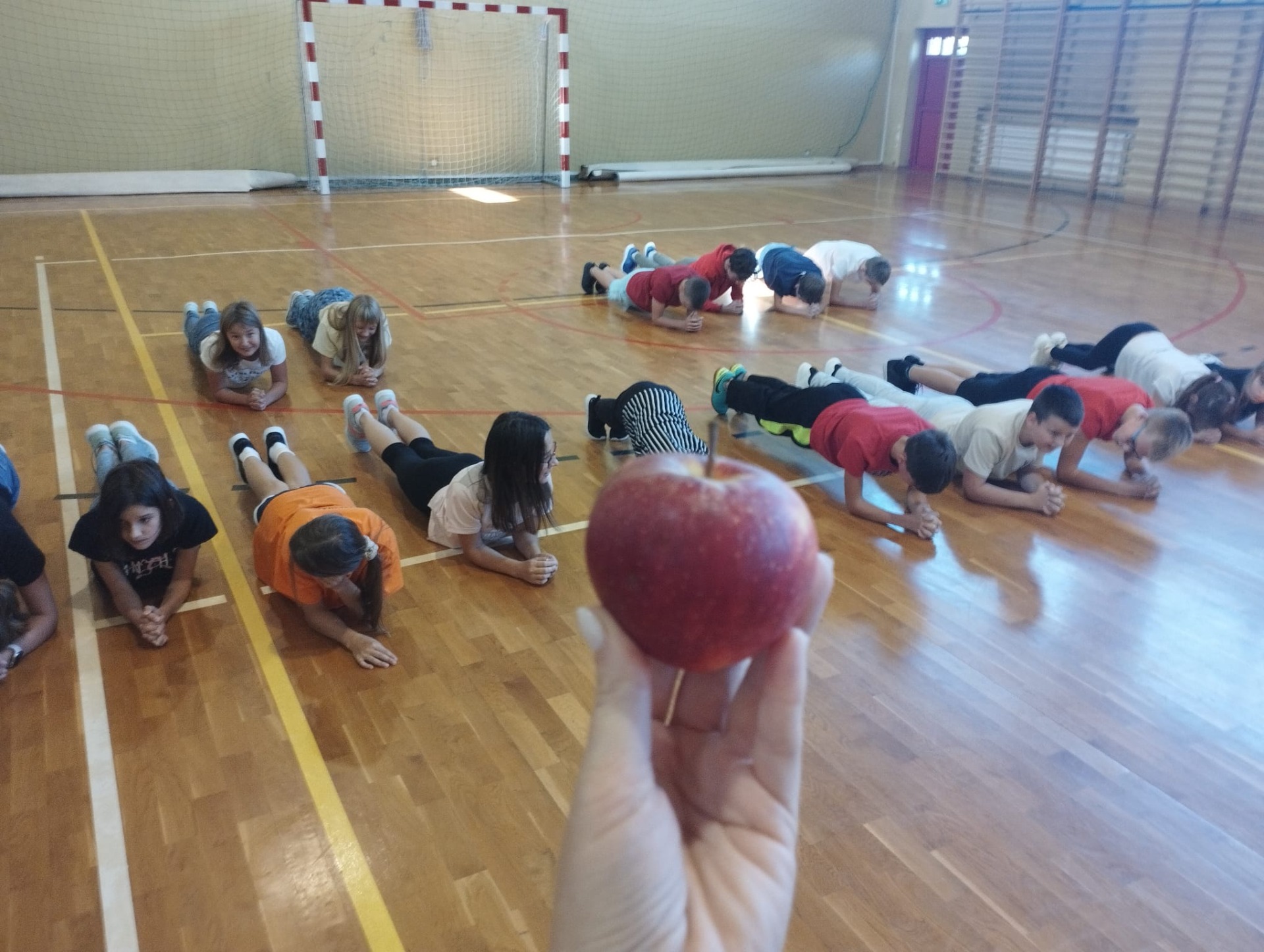 Dzień Jabłka. Uczniowie bijący rekord w planku (desce)