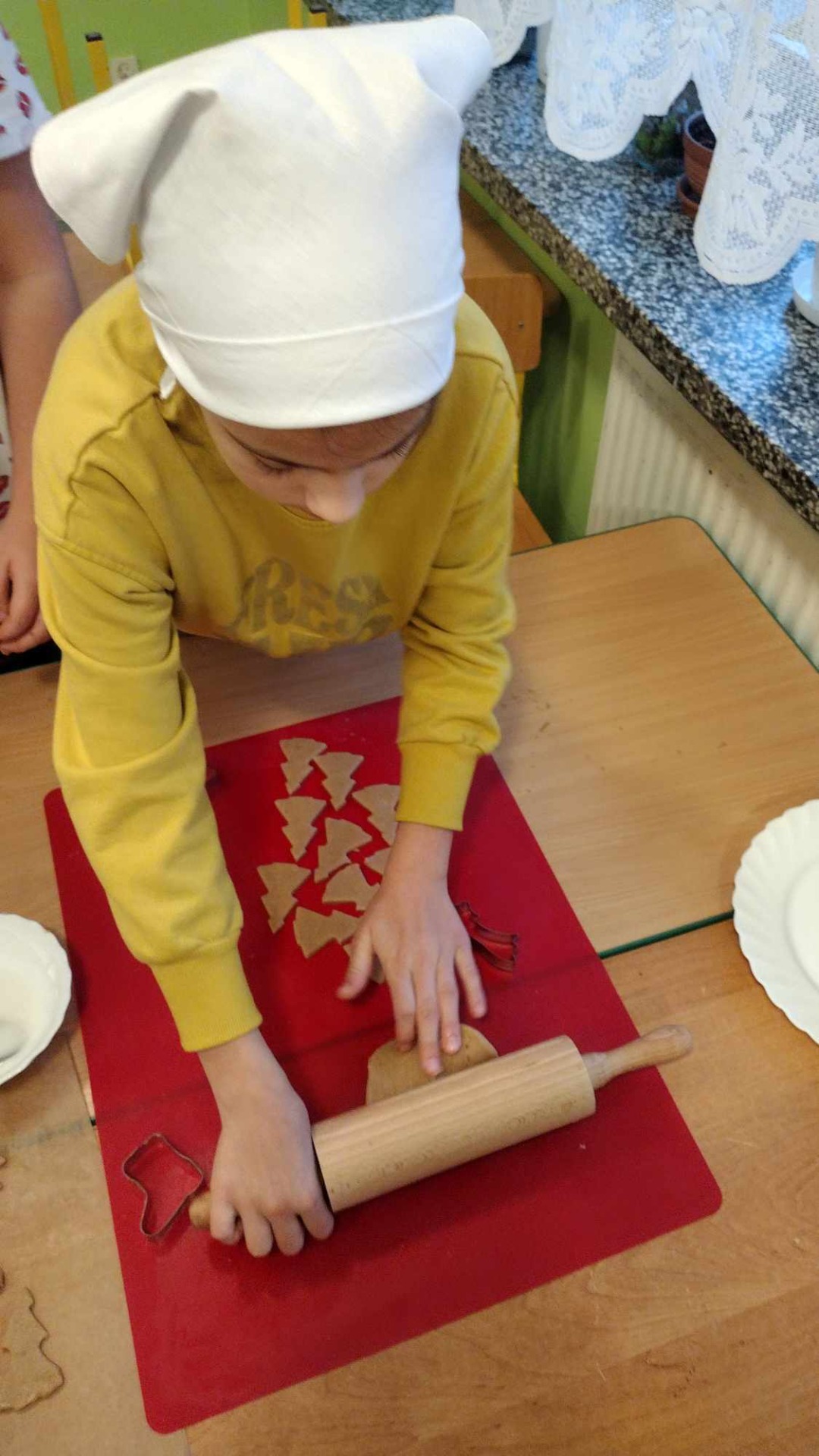 Uczniowie przygotowują pierniki w  czasie warsztatów kulinarnych.