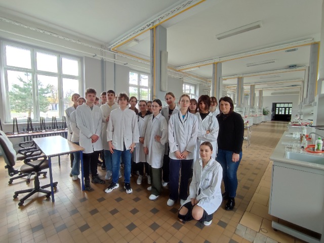 Uczniowie w laboratorium chemicznym  - Obrazek 5